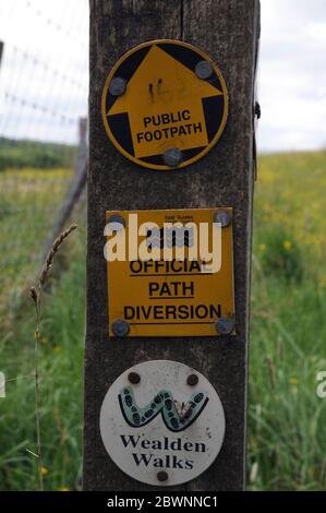 Panneau indiquant une promenade de Wealden et un sentier public près de Mayfield dans la haute Weald de East Sussex. Banque D'Images