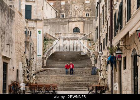 Deux touristes marchent sur les escaliers jésuites, la vieille ville, Dubrovnik, Croatie Banque D'Images