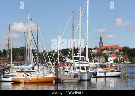 Le port de plaisance d'Eckernförde et l'église romane de Borby Banque D'Images