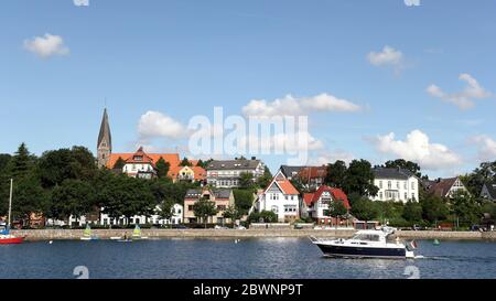 L'église romane en pierre de champ et la promenade au bord de l'eau de Borby à Eckernförde sur la côte occidentale de la mer Baltique Banque D'Images