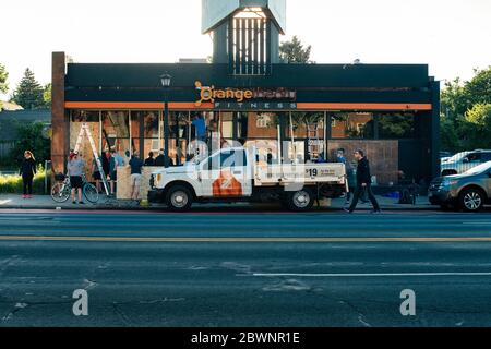 Un camion est assis devant une entreprise avec pour monter les fenêtres avant une autre nuit de troubles prévus à Minneapolis, MN 29 mai 2020 Banque D'Images