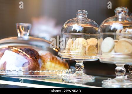 Biscuits de style italien sablés sur le point de vente dans des boîtes en verre dans le magasin ou la boulangerie par fenêtre Banque D'Images