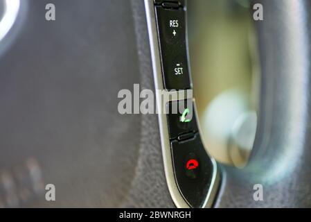 Intérieur de voiture moderne. Volant avec boutons de commande du téléphone multimédia en gros plan. Détails de l'intérieur de la voiture. Banque D'Images