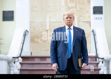 Washington, États-Unis d'Amérique. 1er juin 2020. Washington, États-Unis d'Amérique. 01 juin 2020. Le président américain Donald Trump pose devant l'église épiscopale St Johns endommagée par des émeutes à la suite du meurtre d'un homme noir non armé à Minneapolis le 1er juin 2020 à Washington, DC Trump a fait faire départir la zone par la police en utilisant des gaz lacrymogènes sur des manifestants pacifiques pour la photo op. Crédit : Shealah Craighead/photo de la Maison Blanche/Alamy Live News Banque D'Images