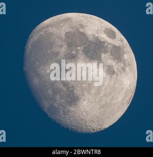 Londres, Royaume-Uni. 2 juin 2020. Lune gibbeuse à 85 % cirant dans un ciel clair de nuit au-dessus de Londres au coucher du soleil avec Mare Humorum (mer d'humidité) maintenant visible en bas à gauche avec le grand cratère Gassendi visible en haut à gauche de Humorum. Ce sera peut-être la dernière soirée claire à Londres pour un certain temps, comme la première pluie pour des semaines est prévue demain. Crédit: Malcolm Park/Alay Live News Banque D'Images