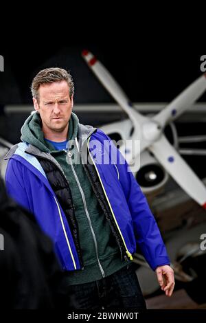 Tim Shaw est un animateur de radio britannique, présentateur de télévision et ingénieur. Photo près de Talgarth, Powys, pays de Galles, le 3 avril 2014, filmant pour la télévision Banque D'Images