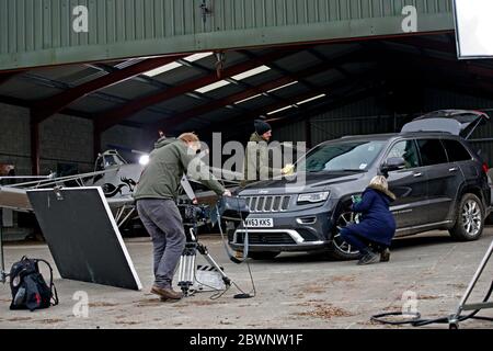 Tim Shaw est un animateur de radio britannique, présentateur de télévision et ingénieur. Photo près de Talgarth, Powys, pays de Galles, le 3 avril 2014, filmant pour la télévision Banque D'Images