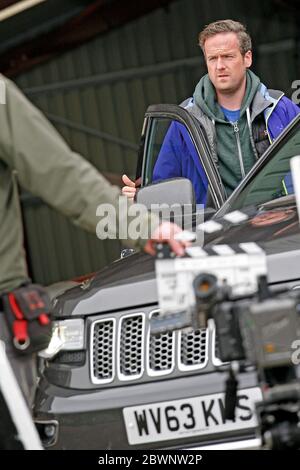 Tim Shaw est un animateur de radio britannique, présentateur de télévision et ingénieur. Photo près de Talgarth, Powys, pays de Galles, le 3 avril 2014, filmant pour la télévision Banque D'Images