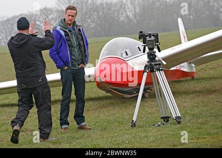 Tim Shaw est un animateur de radio britannique, présentateur de télévision et ingénieur. Photo près de Talgarth, Powys, pays de Galles, le 3 avril 2014, filmant pour la télévision Banque D'Images