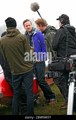 Tim Shaw est un animateur de radio britannique, présentateur de télévision et ingénieur. Photo près de Talgarth, Powys, pays de Galles, le 3 avril 2014, filmant pour la télévision Banque D'Images