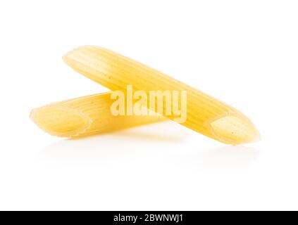 Pâtes de penne non cuites. Pâtes italiennes séchées isolées sur fond blanc. Banque D'Images