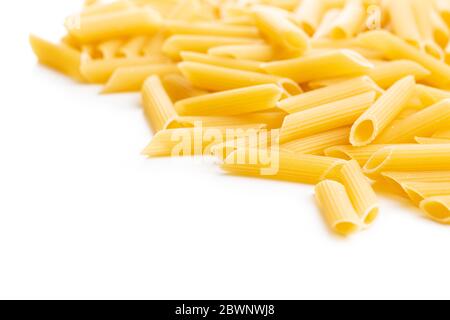 Pâtes de penne non cuites. Pâtes italiennes séchées isolées sur fond blanc. Banque D'Images