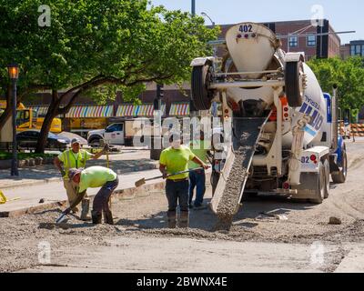 Oak Park, Illinois, États-Unis. 2 juin 2020. Les ouvriers de la construction routière versent du béton pendant le projet de reconstruction de Lake Street, un jour chaud au début de juin. Banque D'Images