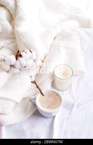 Literie avec un tissu écossais en fourrure rose et une tasse de café. Copier l'espace. Flat lay, vue de dessus Banque D'Images