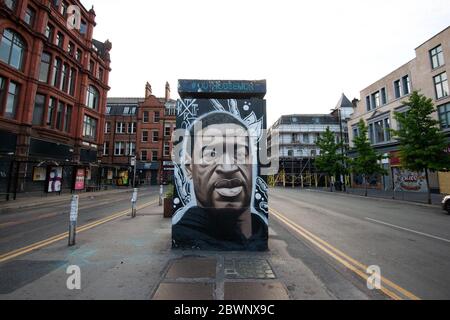 MANCHESTER, Royaume-Uni UNE fresque de George Floyd de l'artiste de rue Akse est apparue sur Stevenson Square dans le quartier nord de Manchester. La mort de Floyd en détention préventive a suscité 7 jours de manifestations et d'émeutes dans la vie noire aux États-Unis, et est maintenant une enquête sur les homicides. Mardi 2 juin 2020 (crédit : Pat Scaasi | MI News) crédit : MI News & Sport /Alay Live News Banque D'Images