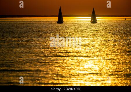 02 juin 2020, Mecklembourg-Poméranie occidentale, Timmendorf (poel) : deux bateaux à voile naviguent au coucher du soleil sur la mer Baltique, devant le petit port de Timmendorf sur l'île de Poel. Photo: Jens Büttner; DPA-Zentralbild/dpa-Zentralbild/dpa Banque D'Images