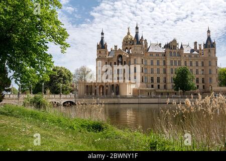 Château de Schwerin ou palais de Schwerin, en allemand Schweriner Schloss, un bâtiment célèbre sur un lac dans la capitale du Mecklembourg Banque D'Images