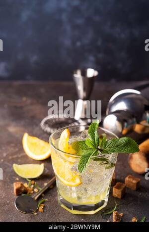 Cocktail Mojito ou Caipirinha. Faire revenir le sucre et un verre vide sur la pierre Banque D'Images