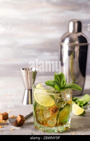 Cocktail Mojito ou Caipirinha. Faire revenir le sucre et un verre vide sur la pierre Banque D'Images