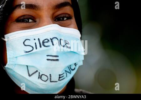 Une jeune femme porte un masque facial avec des écrits portant la mention Silence = violence lors de la manifestation « Black Lives Matter ».des milliers de personnes se sont rassemblées sur le Mallieveld à la Haye pour protester contre la violence contre les Noirs aux États-Unis et la mort de George Floyd, 46 ans, alors qu'il était en poste de police garde. Une vidéo d'un passant posté en ligne le 25 mai a montré George Floyd, 46 ans, qui a plaidé avec des policiers pour Breathe alors qu'un officier s'est éroulé sur le cou, au Minnesota, aux États-Unis, et a succombé à sa mort alors qu'il était en garde à vue. Banque D'Images