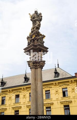 Vue sur les rues de Praha et la statue de Joseph et Jésus à Prague Banque D'Images