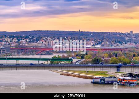 Belgrade / Serbie - 16 novembre 2019 : coucher de soleil coloré sur la rivière Sava à Belgrade, Serbie Banque D'Images