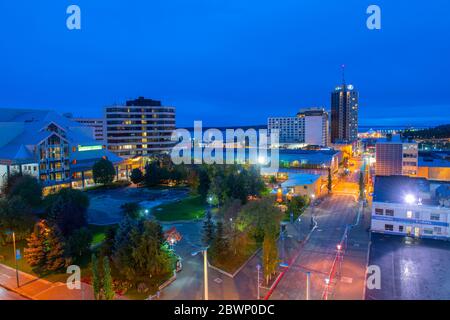 Anchorage vue aérienne du centre-ville y compris Hilton Anchorage Hôtel bâtiment de nuit dans le centre-ville d'Anchorage, Alaska, AK, Etats-Unis. Banque D'Images