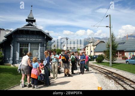 ST GERVAIS, FRANCE - AOÛT 25 : point de départ du tramway du Mont blanc le 25 août 2006 à Saint Gervais, France. Les gens attendent le tramway. La ligne de tramway du Mont blanc est longue de 12.4 km. Banque D'Images