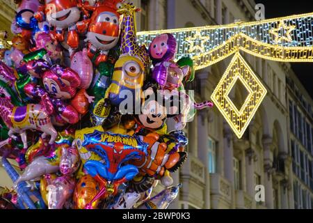 Belgrade / Serbie - 15 décembre 2019 : ballons remplis d'hélium coloré et feux de rue du nouvel an dans la rue piétonne Knez Mihailo, dans le centre de Belgrad Banque D'Images