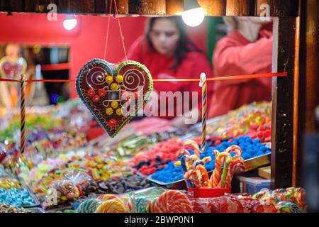 Belgrade / Serbie - 15 décembre 2019 : bonbons dans un marché de Noël de Belgrade dans la rue piétonne Knez Mihailova à Belgrade, Serbie Banque D'Images