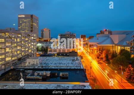 Anchorage Downtown incluant le bâtiment Conoco Phillips et le bâtiment Marriott Anchorage vue aérienne la nuit de la Sixième Avenue dans le centre-ville d'Anchorage Banque D'Images