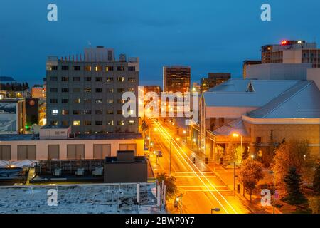 Anchorage Downtown incluant le bâtiment Conoco Phillips et le bâtiment Marriott Anchorage vue aérienne la nuit de la Sixième Avenue dans le centre-ville d'Anchorage Banque D'Images