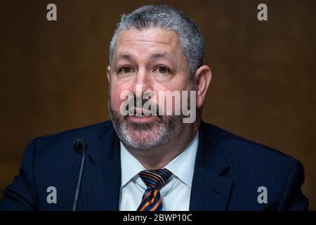 Washington, États-Unis d'Amérique. 02 juin 2020. Henry Lucero, directeur adjoint exécutif, opérations d'application et de renvoi à l'Immigration et à l'application des douanes américaines, témoigne lors de l'audience de la Commission judiciaire du Sénat américain intitulée « examen des meilleures pratiques pour l'incarcération et la détention pendant la COVID-19 », dans l'édifice Dirksen à Washington, DC, le mardi 2 juin 2020.Credit: Tom Williams/Pool via CNP | usage dans le monde crédit : dpa/Alay Live News Banque D'Images