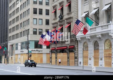 Les fenêtres des magasins de luxe Salvatore Ferragamo, Cartier et Versace sont montés à bord pour se protéger contre les vandales et les pillards en faisant des manifestations à la suite de la mort de George Floyd comme une occasion de causer le chaos. 5th Avenue, Midtown Manhattan, New York City, États-Unis le 2 juin 2020 Banque D'Images