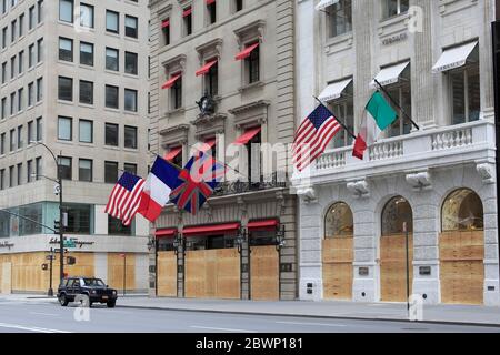 Les fenêtres des magasins de luxe Salvatore Ferragamo, Cartier et Versace sont montés à bord pour se protéger contre les vandales et les pillards en faisant des manifestations à la suite de la mort de George Floyd comme une occasion de causer le chaos. 5th Avenue, Midtown Manhattan, New York City, États-Unis le 2 juin 2020 Banque D'Images