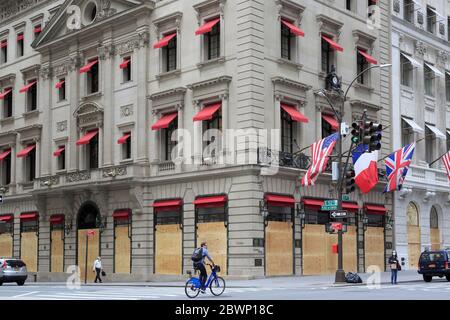 Des fenêtres du joaillier de luxe Cartier s'est embarqué pour se protéger contre les vandales et les pillards en utilisant des protestations sur la mort de George Floyd comme une occasion de causer le chaos. 5th Avenue, Midtown Manhattan, New York City, États-Unis le 2 juin 2020 Banque D'Images