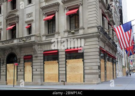 Des fenêtres du joaillier de luxe Cartier s'est embarqué pour se protéger contre les vandales et les pillards en utilisant des protestations sur la mort de George Floyd comme une occasion de causer le chaos. 5th Avenue, Midtown Manhattan, New York City, États-Unis le 2 juin 2020 Banque D'Images