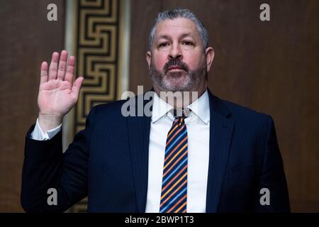 Washington, États-Unis d'Amérique. 02 juin 2020. Henry Lucero, directeur adjoint exécutif, opérations d'application et de renvoi à l'Immigration et à l'application des douanes des États-Unis, est assermenté lors de l'audience de la Commission judiciaire du Sénat des États-Unis intitulée « examen des meilleures pratiques pour l'incarcération et la détention pendant la COVID-19 », dans l'édifice Dirksen à Washington, DC, le mardi 2 juin 2020. Crédit: Tom Williams/Pool via CNP | usage dans le monde crédit: dpa/Alay Live News Banque D'Images