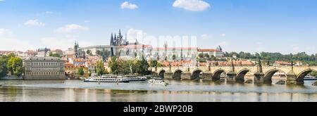 PRAGUE, RÉPUBLIQUE TCHÈQUE - JUILLET 2018 : vue panoramique sur le pont Charles qui traverse le centre de Prague. Banque D'Images
