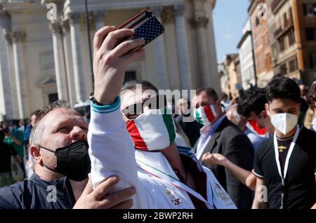 Rome, Italie. 02 juin 2020. Les sympathisants de centre-droit assistent à une manifestation anti-gouvernementale. Les premiers partis de centre-droit Forza Italia, Fratelli d'Italia et Lega Salvini ont célébré la Journée de la République par des initiatives contre le gouvernement dans plusieurs villes italiennes après l'assouplissement des restrictions de confinement visant à freiner la propagation de la pandémie COVID-19. Crédit: Riccardo de Luca - mise à jour des images/Alamy Live News Banque D'Images