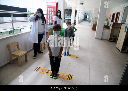 Ankara, Turquie. 2 juin 2020. Les enfants attendent de voir leur température corporelle vérifiée à une école maternelle réouverte à Ankara, en Turquie, le 2 juin 2020. La pandémie de COVID-19 en Turquie a continué de ralentir mardi, avec 786 nouveaux cas d'infection enregistrés, portant le nombre total de cas confirmés à 165,555. Crédit: Mustafa Kaya/Xinhua/Alamy Live News Banque D'Images