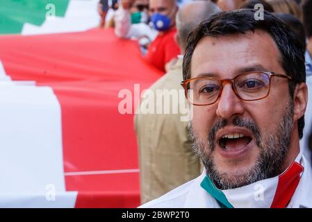 Rome, Italie. 02 juin 2020. Le dirigeant de Lega Matteo Salvini assiste à une manifestation antigouvernementale. Les premiers partis de centre-droit Forza Italia, Fratelli d'Italia et Lega Salvini ont célébré la Journée de la République par des initiatives contre le gouvernement dans plusieurs villes italiennes après l'assouplissement des restrictions de confinement visant à freiner la propagation de la pandémie COVID-19. Crédit: Riccardo de Luca - mise à jour des images/Alamy Live News Banque D'Images