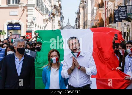 Rome, Italie. 02 juin 2020. De gauche à droite, l'eurodéputé de Forza Italia Antonio Tajani, le leader de Fratelli d'Italia Giorgia Meloni et le leader de Lega Matteo Salvini assistent à une manifestation antigouvernementale. Les premiers partis de centre-droit Forza Italia, Fratelli d'Italia et Lega Salvini ont célébré la Journée de la République par des initiatives contre le gouvernement dans plusieurs villes italiennes après l'assouplissement des restrictions de confinement visant à freiner la propagation de la pandémie COVID-19. Crédit: Riccardo de Luca - mise à jour des images/Alamy Live News Banque D'Images