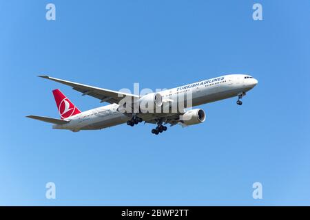 Turkish Airlines Boeing 777 -300 débarquant à l'aéroport de Heathrow, dans le quartier de Hillingdon, dans le Grand Londres, en Angleterre, au Royaume-Uni Banque D'Images