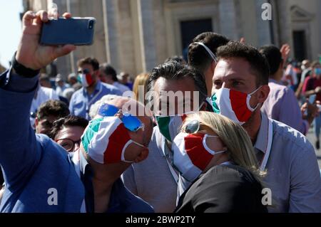 Rome, Italie. 02 juin 2020. Les sympathisants de centre-droit assistent à une manifestation anti-gouvernementale. Les premiers partis de centre-droit Forza Italia, Fratelli d'Italia et Lega Salvini ont célébré la Journée de la République par des initiatives contre le gouvernement dans plusieurs villes italiennes après l'assouplissement des restrictions de confinement visant à freiner la propagation de la pandémie COVID-19. Crédit: Riccardo de Luca - mise à jour des images/Alamy Live News Banque D'Images