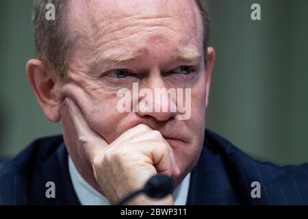 Le sénateur américain Chris Coons (démocrate du Delaware), est vu lors de l'audience de la Commission judiciaire du Sénat américain intitulée « examen des meilleures pratiques pour l'incarcération et la détention pendant la COVID-19 », dans le bâtiment Dirksen à Washington, DC, le mardi 2 juin 2020. Crédit : Tom Williams/Pool via CNP/MediaPunch Banque D'Images
