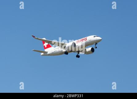 Airbus A220-100 suisses atterrissant à l'aéroport de Londres Heathrow, London Borough of Hillingdon, Greater London, Angleterre, Royaume-Uni Banque D'Images