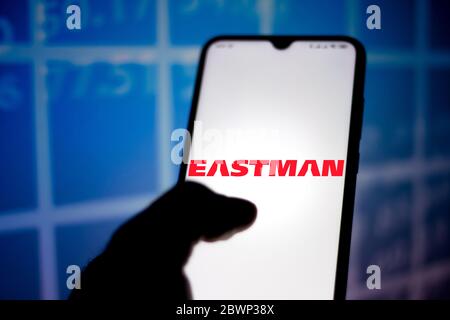 Sur cette photo, le logo Eastman Chemical Company est affiché sur un smartphone. Banque D'Images