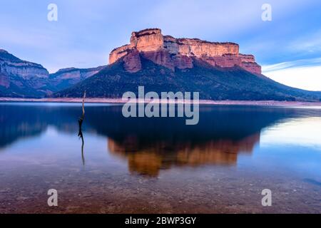 Coucher de soleil incroyable au réservoir de Sau (Catalogne, Espagne). Banque D'Images