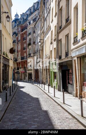 Paris, France - 1er avril 2020 : 16ème jour de confinement en raison de Covid-19 dans une rue du quartier Latin Banque D'Images